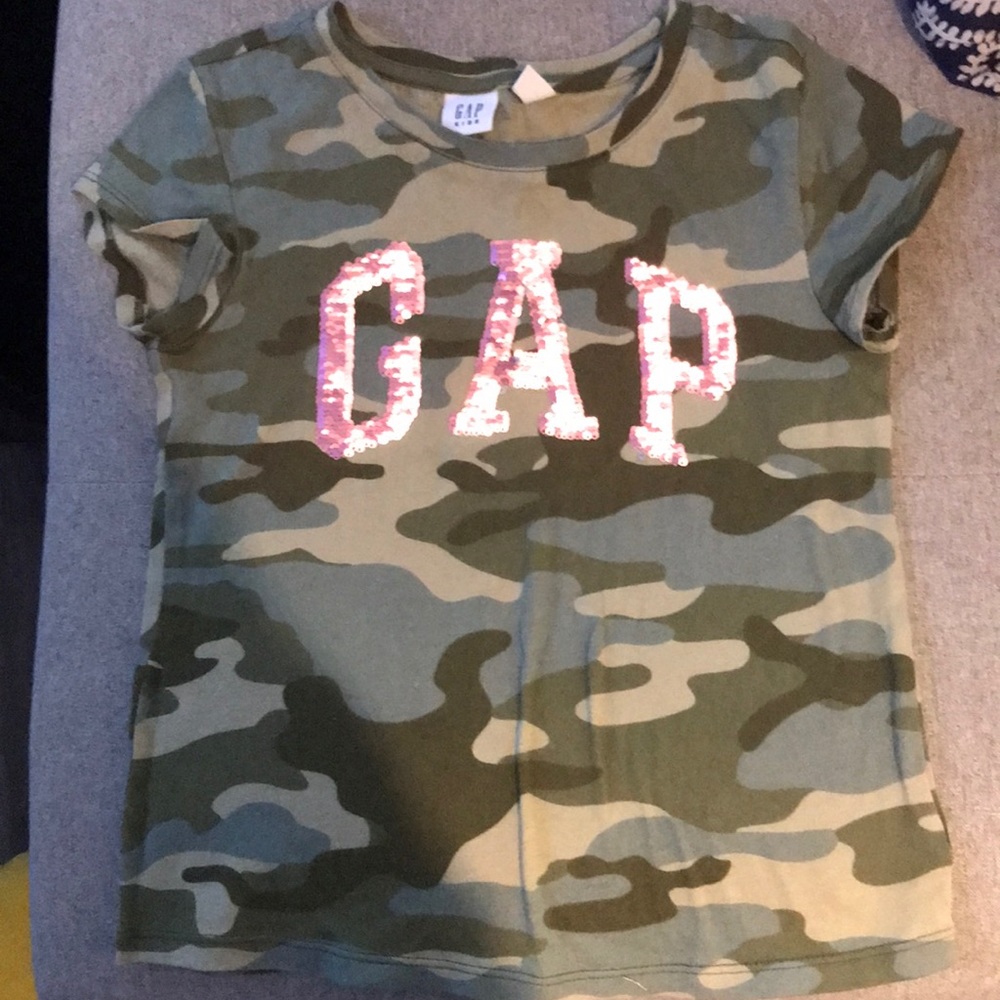 Gap Logo Tee with flip sequins. Small fits age 6-7